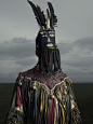 蒙古族萨满教“萨满法师”装束，丹麦摄影师 Ken Hermann 拍摄于中国内蒙。萨满教是古代蒙古人的原始宗教。它是原始宗教的一种晚期形式。它由满洲——通古斯语族各部位的巫师称为萨满而得名。（kenhermann.com）