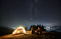 星空下的山间浪漫夜晚露营。图片素材