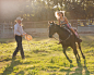 人,休闲装,生活方式,户外,田园风光_107699495_USA, Utah, Lehi, Trainer assisting girl (8-9) riding horse in paddock_创意图片_Getty Images China