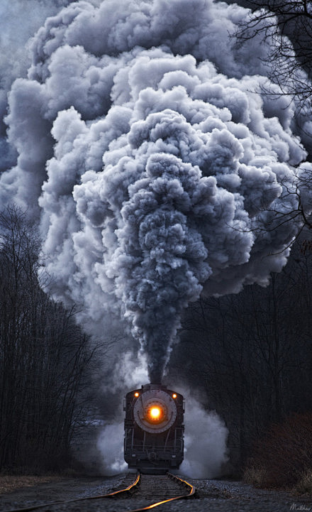 它轰鸣着，划破黑夜，就像世界上第一列火车...