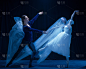 艺术表现。两个优雅的芭蕾舞者，男人和女人在黑暗的背景下跳舞。
