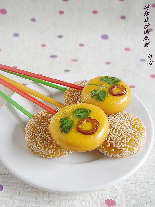 [迷你豆沙南瓜饼]用料：南瓜、大米粉、糯...