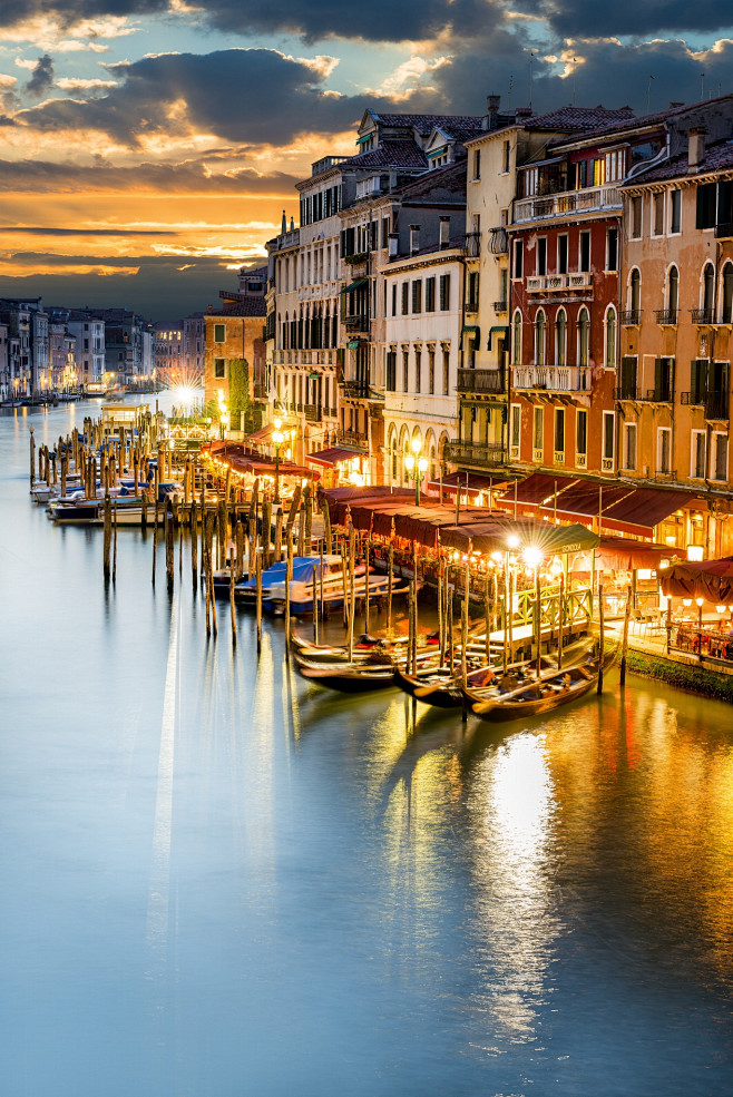 京杭大运河在夜间，威尼斯在500px的比...