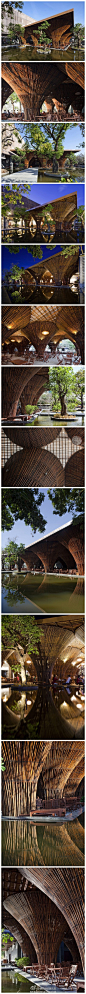 【越南KONTUM INDOCHINE酒店咖啡厅】五排竹子构建成的大伞一样的柱子支撑着这座水边咖啡厅的屋顶。设计的灵感来自越南传统的捕鱼用的竹筐，屋顶采用茅草和增强纤维材料编制而成