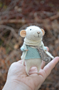 手工毛毡制作的童话般的精灵鼠小弟，来自智利艺术家Joanna和她的FeltingDreams毛毡的梦想~
Joanna，来自智利的艺术家。