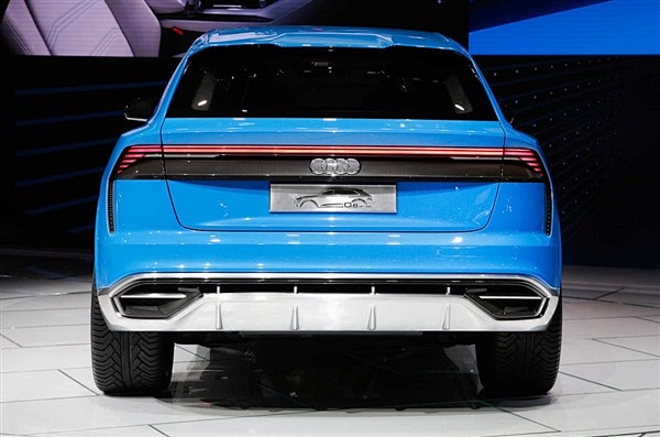 奥迪全新旗舰SUV Q8惊艳首发！灯太毒