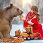 俄罗斯棕熊成模特 与美女萌娃和谐相处拍摄唯美大片超温馨