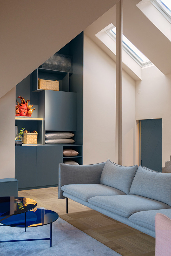 蓝灰色线型家具作为存储单元，并成为天花高...