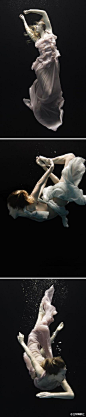 【水下芭蕾】意大利女时尚摄影师Nadia Moro，她的这组水下摄影作品名为《Behind the Surface》，邀请一些演员演绎水下芭蕾，捕捉下唯美瞬间。芭蕾舞是一种轻盈，舒缓，优雅的舞蹈，在水中表现这种舞蹈更佳飘逸优美。