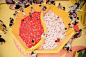 儿童乐园：火锅玩乐区，水娃和火娃站在一旁“保驾护航”，小朋友在由白色、红色小气球组成的“红白锅底”里尽情嗨玩