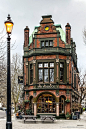 This historic pub in London is one of the best pubs in London. An old pub in London is a beautiful thing, and this one in Borough, London is great. #london #pub #history #architecture #southlondon #londontravel 