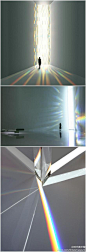 Tokujin Yoshioka最近在东京当代艺术博物馆举办了个展。当中最为瞩目的是这件《彩虹教堂》。在主展厅中庭，500支水晶棱镜将日光折射为彩虹色，向展厅内部倾泻。