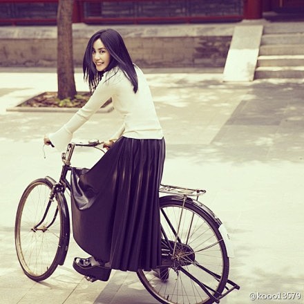 一張新的王菲elle china自行車照...