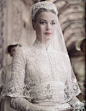 格蕾丝凯利。1956年嫁入摩洛哥王室，成为王妃。她的婚纱更是集大成之所在。白色的双面横绫缎长袍，内配绣有花边和小粒珍珠的紧身胸衣，身后掠地的拖裙长达2.7米，头戴一顶带饰边和珍珠的无檐便帽，脸庞被镶花边的白色绢网面纱遮住了一部分。此情此景 在今日也难以一见。