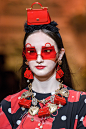 Dolce+Gabbana+Fall+2018+Details+FqUTCuQfMFVx.jpg (932×1400)