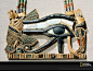 古埃及眼珠珠， 就得先谈谈古埃及的荷鲁斯之眼（Eye of Horus)
注：此图摘自National Geography站
当两河流域和印度河流域在公元前2500年左右，在文化，贸易及宗教的交流， 两地所用的辟邪“眼珠珠”几乎一样@北坤人素材