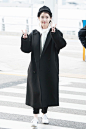 IU-李知恩2017年11月24日韩国仁川机场街拍：身着Unrml黑色长大衣，搭配同品牌连帽卫衣与针织帽，踩新百伦 (New Balance) 运动鞋，背纪梵希 (Givenchy) 双肩包准备前往香港