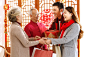 家庭,聚会,握手,礼物,房屋_gic13897836_年轻的情侣回家过年_创意图片_Getty Images China