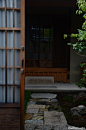 如果你也喜欢清静小镇，又计划前往奈良，那一定不要错过奈良町宿「紀寺の家」。沿用百年町屋改造而成，五栋独立日式町屋平均60㎡，每一栋町屋皆有不同的庭院风景。从自种米和时蔬手作的早餐、入口处每日更换的插花、以及精致素洁的庭院，感受来自「紀寺の家」全员的亲切与用心，开始在奈良小镇的一天。