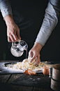 白色,黑色,暗色,做,食品_gic17139718_Pasta. Knead the Dough._创意图片_Getty Images China