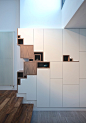比利时的家具设计师Filip Janssens 以不对称的独特审美方式创作的矩形家具