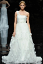 西班牙奢侈婚纱品牌 Pronovias春夏婚纱，轻盈蕾丝&璀璨装饰演绎极致纯白优雅。