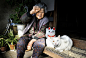 日本摄影师伊原美代子于13年前开始拍摄她祖母，来展现她祖母丰富的生活。在这个过程中，摄影师无意间发现了88岁的祖母和她一只名为Fukumaru的猫咪之间深厚美好的情感。这只猫咪名字的寓意为‘好运圈 ’。《外婆和她的猫》