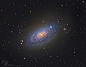 M63是北天的明亮螺旋星系之一，在猎犬座内。这个壮丽的宇宙岛几乎和我们的银河系一样大，它有个明亮泛黄的核心，为它博得向日葵星系的昵称。它的蓝色漩涡臂上，则镶着黝黑的尘埃带和粉红色的恒星形成区。By:Bill Snyder