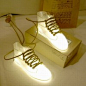 瑞典隆德学校建筑系学生Clara Sjodin设计的鞋灯，曾在2011年斯德哥尔摩“绿色房子”家具展上展出，鞋子造型的台灯，鞋带就是电线，创意非常巧妙的台灯设计