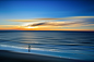 00641_奇妙的世界人漫步在海水表面欣赏着日出时分海天相接的美景.jpg (6144×4096)