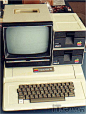 Apple II是基于沃兹尼亚克于1977年的设计，在Apple I的基础上进行了一些补充和改进。首先是设计了一个塑料箱-当时的机箱几乎都是木制或者铁制-这是米黄色。第二是有能力显示彩色图形-当时很难做到。Apple II还包括一个较大的光盘，更可扩展内存（ 4000开始）和8个扩展插槽。它整数基本硬编码的光盘，更方便编程，还可以使用两个游戏手柄和演示盒。 1978年年初，苹果公司还发布了一个磁盘驱动器的机器，也很便宜。Apple II一直被苹果生产，直至1980年。