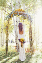 漂亮的新娘和向日葵装饰的仪式花亭