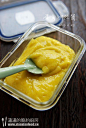 [30分钟自制充满柠檬香的手工沙拉酱——蛋黄沙拉酱家庭做法] 〖自制蛋黄沙拉酱〗准备材料：蛋黄1个（生）、白糖1匙（15ML）、白醋（可兑入适量柠檬汁）1匙（15ML）、盐1克、橄榄油150ML（或色拉油）制作过程：1、生蛋黄和糖一起放入深碗中，用打蛋器（我用的是手持式食品料理机）沿一个方向搅打到糖融化，蛋黄体积变大。2、开始慢慢边搅拌边加入橄榄油，刚开始要少量滴入，不可一次性倒太多，不停搅拌让蛋黄和油充分融合乳化。3、不断边加油边搅拌，到感觉酱料越来越固体，搅拌有阻力时，加......