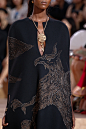 2015巴黎时装周-Valentino2015秋冬CTR
> 罗马是Valentino品牌跳动的心脏。有些人埋怨该系列过于强调黑色，而Chiuri和Piccioli对此自有应答。“罗马本身就有一点黑色，一点点的阴郁。”Piccioli 说道。
> 古老的符号贯穿全系列，从金色蕾丝礼服上的麦穗到刺绣于曳地poncho斗篷上的狮鹫（griffin，源自希腊神话）。
> 首饰设计师：Alessandro Gaggio