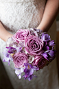 缤纷浪漫的紫色新娘手捧花