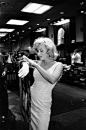 玛丽莲·梦露：
Marilyn Monroe（1926-06-01至1962-08-05）：生于美国洛杉矶，美国影视演员。1946年开始出演电影。1999年被美国电影学会选为百年来最伟大的女演员排名第6名。
代表作：热情似火，七年之痒，尼亚加拉，巴士站
梦露的一生是短暂的，她16岁结婚，36岁去世，死因至今还众说纷纭。她动人的表演风格和正值盛年的殒落，成为影迷心中永远的性感女神性感符号和流行文化的代表性人物，金发，红唇和被风吹起的裙子已成为了她的标志。