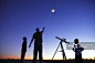 Man showing moon to 2 little boys, telescope - 创意图片 - 视觉中国