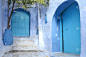 蓝色城市舍夫chaouen的传统摩洛哥建筑，带有大花瓶，