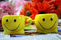 Фото Две желтые улыбающиеся кружки стоят на столе