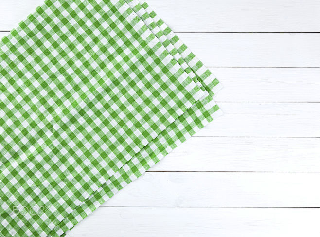 俯视白色木板绿色餐巾