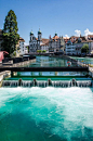 Reuss river in Lucerne , Switzerland (by Simon)。瑞士卢塞恩罗伊斯河，