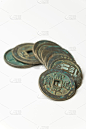 白色背景上的中国古代铜币