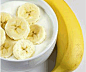 【香蕉粥——润肠减肥又美味】原料：香蕉三条、冰糖二两、糯米二两、清水二斤。做法：1、香蕉去皮切成小丁；2、将糯米淘洗干净，下锅加清水上火烧开；3、加冰糖熬煮成粥；4、熬好后加入切好的香蕉，搅拌均匀。也可以适量加些红枣或枸杞，使颜色更加丰富。学着给老公（老婆）做美食，@美食健康顾问