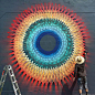 迈阿密艺术家Douglas Hoekzema，是在城市里“种花花”的高手，他用涂鸦工具创造了一系列简直美到如同万花筒般绚烂的壁画作品。丰富的颜色拼接，接近3d视觉的感受，非常有感官冲击力。