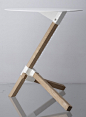 日本设计师Keiji Ashizawa设计的边桌-Tre

 
 
日本东京设计师 Keiji Ashizawa设计的一款小型边桌/茶几—Tre，黑白两种表面涂层钢板桌面，简洁的梯形铰链木制桌腿，看是单薄实则稳固。

(5张)