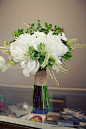 白色和绿色搭配的手捧花，简洁、清新、美丽