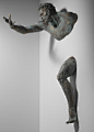  意大利米兰雕塑家Matteo Pugliese的青铜力作:Extra Moenia！这些被束缚画廊墙面中人物的力量与挣扎，震撼人心地诠释着束缚与自由的永恒矛盾。适当的留白,更具冲击感！