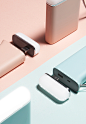 대각선으로 나눠진 블루와 핑크 색상의 배경에 따라 케틀디자인 배터리팩과 USB LED 라이트가 배치되어 있음