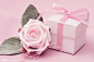 粉玫瑰与礼盒图片
