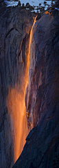 【神奇的马尾瀑布】位于约美国塞米蒂国家公园内，每年只有二月份的几天，当太阳与瀑布达到一定的角度是就会出现这种奇观，犹如瀑布着火一般。